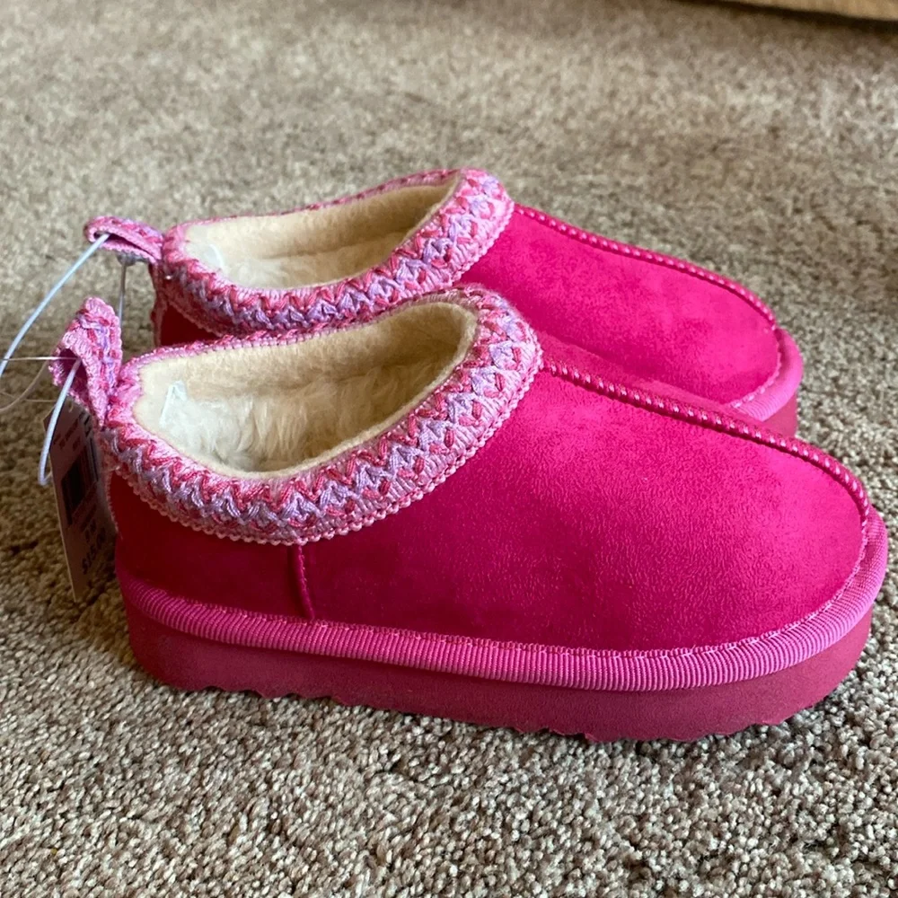 NWT Falls Creek Girls Pink Moccasins. Slip on slipper shoe. Little Girls 9 & 10